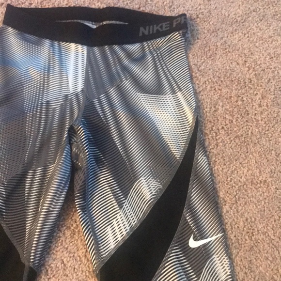 Nike Pro Leggings - Picture 2 of 7